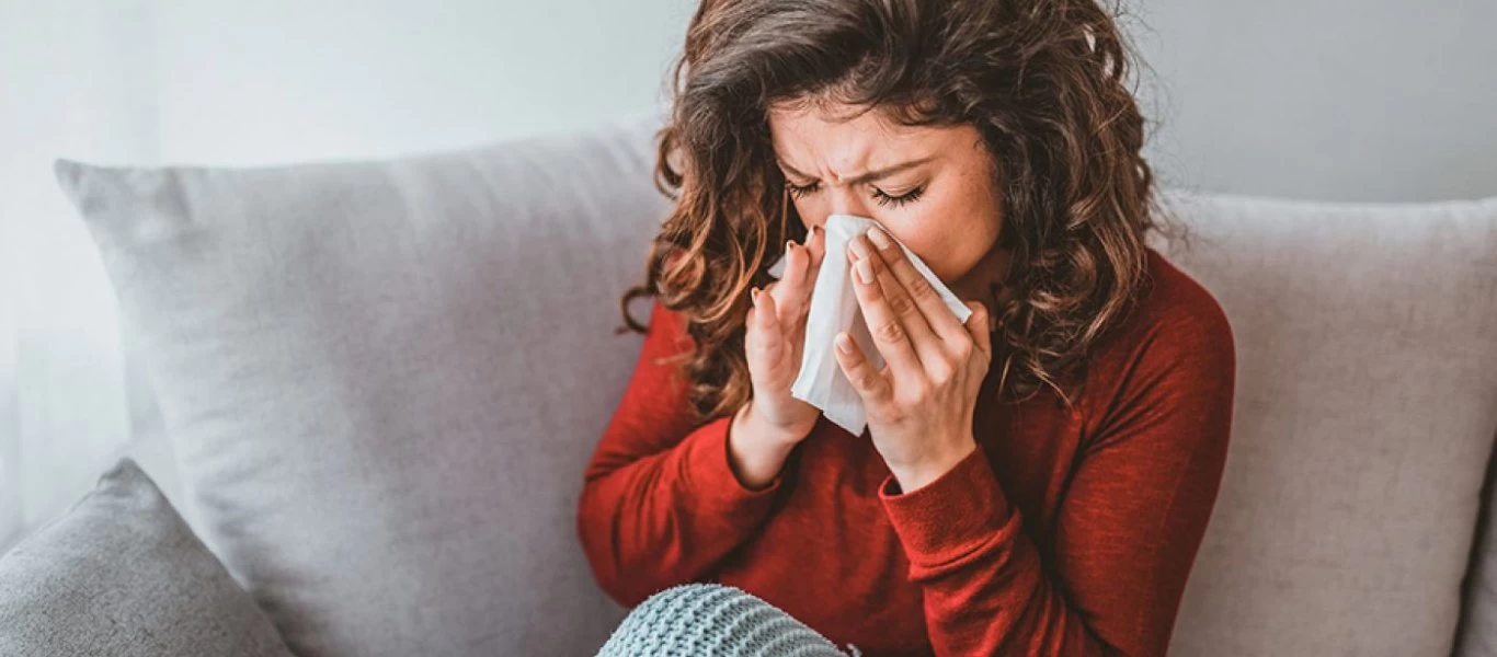 Νέα έρευνα φέρνει τα «πάνω-κάτω»: Το κρυολόγημα μπορεί να μας προστατέψει από τον κορωνοϊό